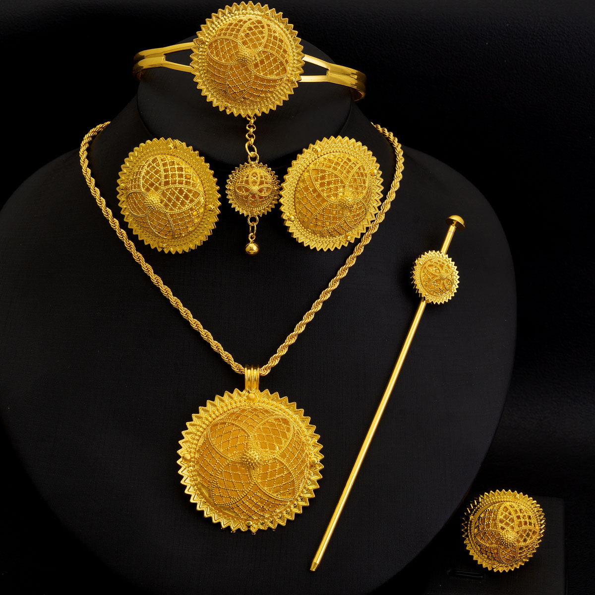 Ethnic Fashion In Dubai - Ensemble de bijoux couleur dorée pour